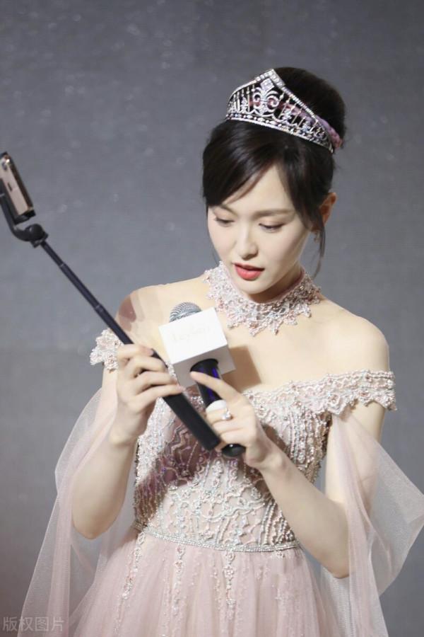 唐嫣出席某品牌活動,穿淡粉公主裙甜美可人,氣質與氣場實力綻放 唐嫣出席某品牌活動,穿淡粉公主裙甜美可人,氣質與氣場實力綻放