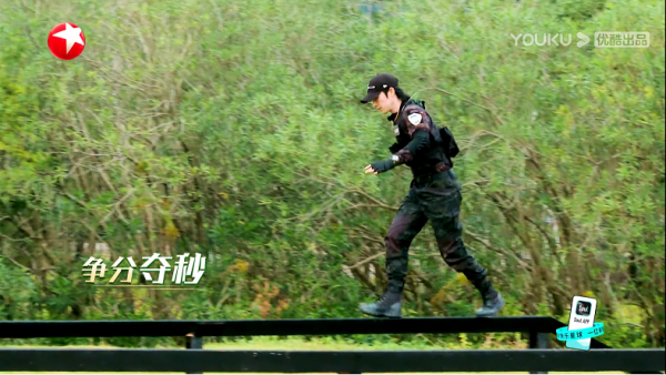 眾多男明星圍觀秦奮打架,假髮片脫落後吳鎮宇在一旁目瞪口呆 眾多男明星圍觀秦奮打架,假髮片脫落後吳鎮宇在一旁目瞪口呆