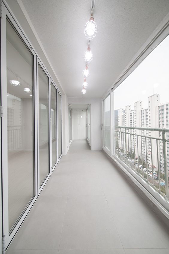 雙陽臺，我還是喜歡連體式，又長又寬敞，中間裝道玻璃門分開兩用