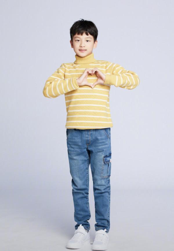 田亮10歲兒子抱冰墩墩合影，鼻子肉肉的真有福相，和爸爸越長越像