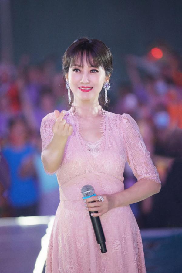 趙雅芝粉色紗裙溫柔至極 動人眉眼彎彎笑含春風 趙雅芝粉色紗裙溫柔至極 動人眉眼彎彎笑含春風