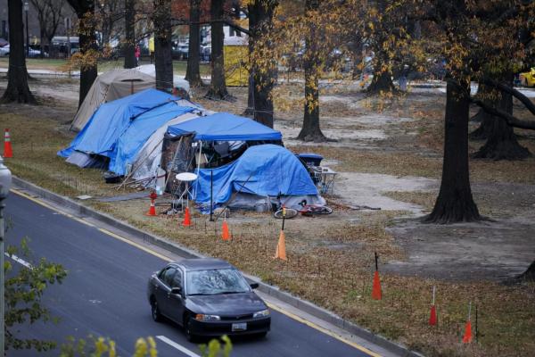 疫情重創美國中產階級,令800萬人返貧,如今還得救濟流浪漢帳篷 疫情重創美國中產階級,令800萬人返貧,如今還得救濟流浪漢帳篷
