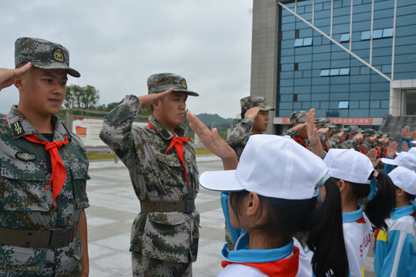 少先學子進軍營，從小“種”下強軍夢