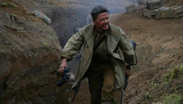 為躲炮彈班長帶人跳進糞坑，他堅決阻止，結果炮彈打進了糞坑