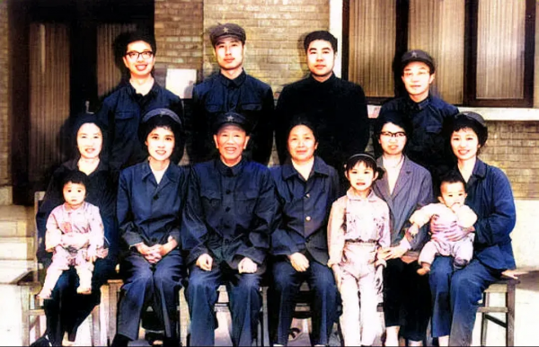 80年鄧華去世後，李玉芝在家中掛了他的遺像：我多想為你唱首歌