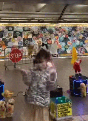 妹子表示紐約街頭很危險，卻被這樣一位街頭藝術家，瞬間治癒了