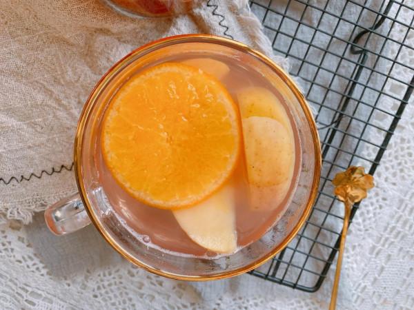 冬季天氣寒冷，煮一鍋熱氣騰騰的水果茶，低糖低熱量還能補充水分