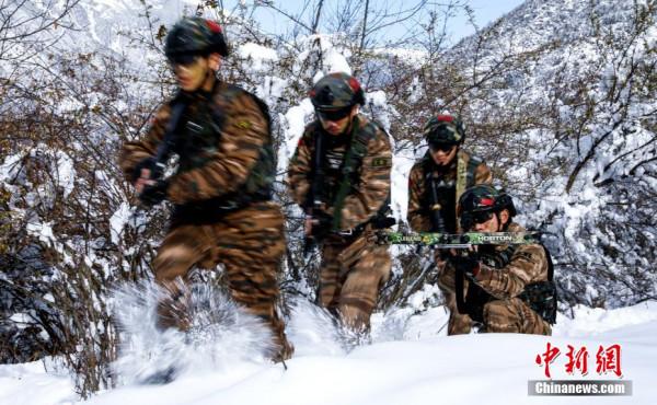 川西雪域高原上武警官兵雪地開展實戰化訓練