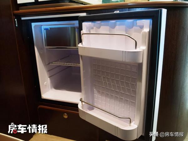 日產床車長度僅5米，配2.5T動力強帶四驅，車尾有廁所堵車也不怕