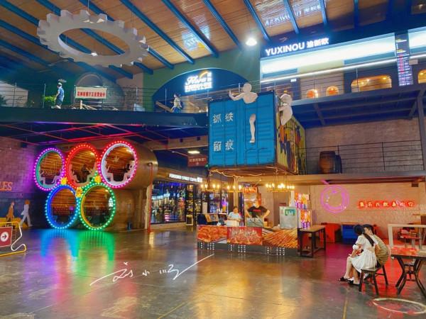 重慶汽博中心旁邊有個“紅酒廣場”，好看又好玩，已成網紅打卡點