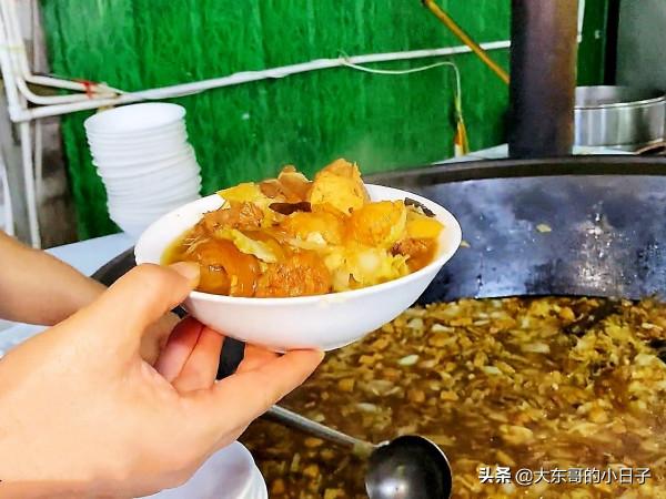 河南小夥賣大燴菜火了,一口大鍋2米寬,一次能燉1噸菜 河南小夥賣大燴菜火了,一口大鍋2米寬,一次能燉1噸菜