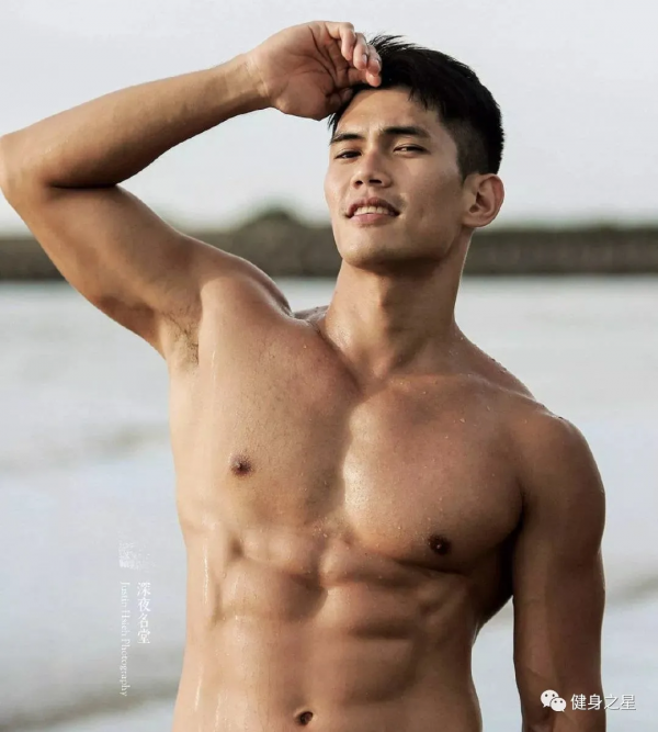 183公分肌肉小哥，因釋出一組沖涼照，一身好看的腱子肉引人注目