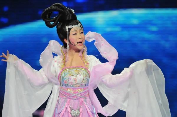 從“服務員”到“貴妃”，被辱罵的20年間，李玉剛究竟經歷了什麼