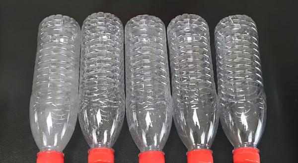 把5個塑膠瓶粘在一起,放在廚房裡,真不錯 把5個塑膠瓶粘在一起,放在廚房裡,真不錯