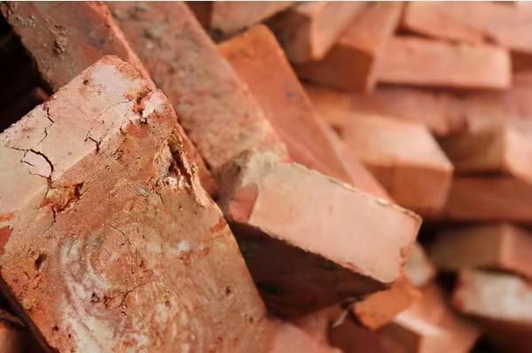 農村常用來蓋房的紅磚，發現被國家禁用？紅磚到底怎麼了？