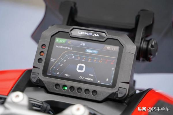 摩博會 | 龍嘉 ADV 300i 正式亮相，帥氣的跨界踏板