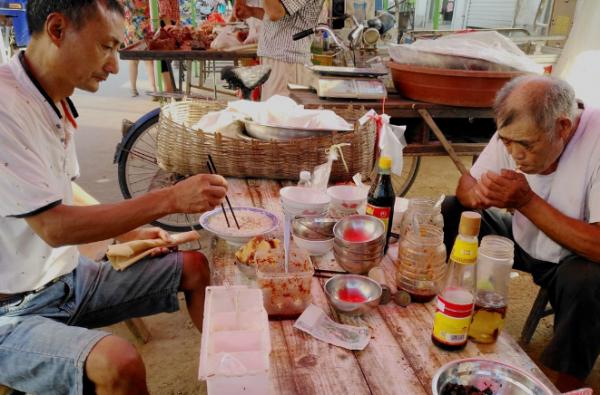 山東大集上30多歲大娘賣豆腐腦,碗碗帶肉5元一碗,有人每集來吃 山東大集上30多歲大娘賣豆腐腦,碗碗帶肉5元一碗,有人每集來吃