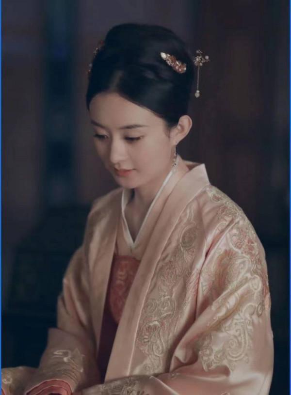 趙麗穎：學歷不高，人氣與演技都很高的女星，她的成名之路太勵志