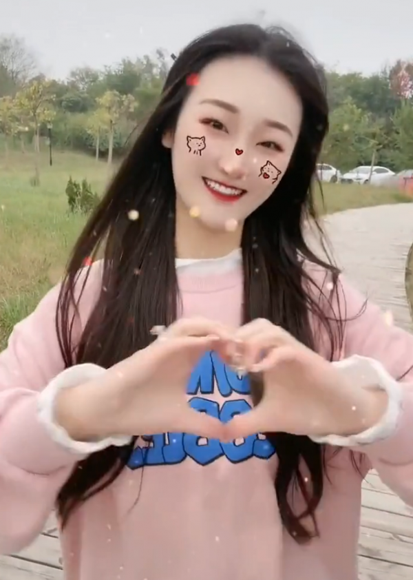 大衣哥的眼光其實不賴，選的兒媳陳亞楠穿風衣跳舞，時髦又端莊