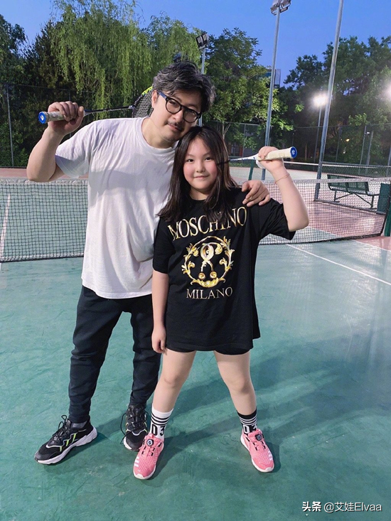 李湘女兒罕走機場，12歲穿1萬外套打扮奢侈似媽翻版，老爸似助理