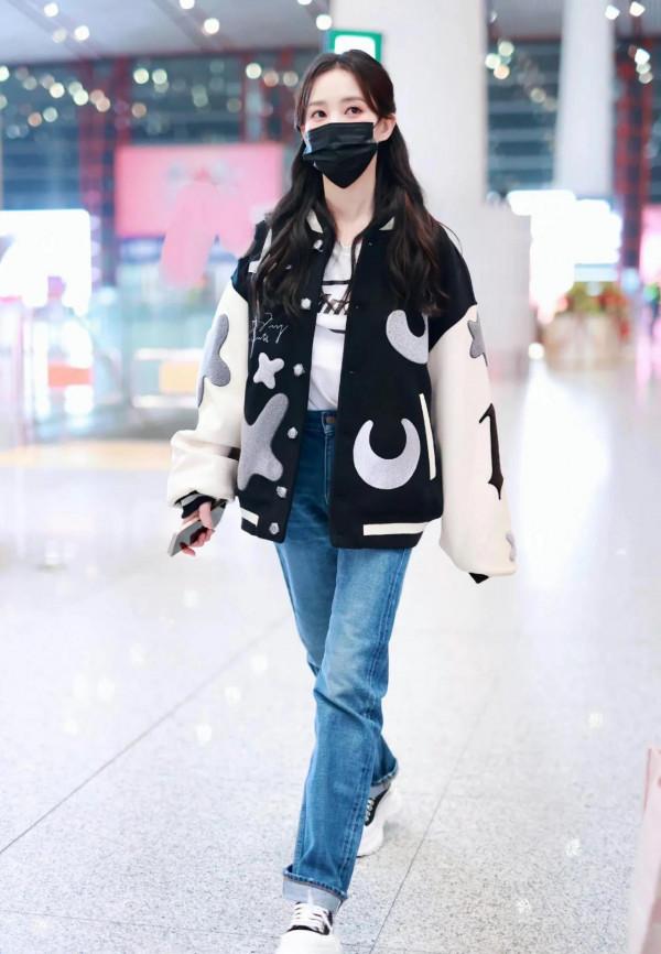 李一桐私服秀，青春靚麗，眼睛特別會笑，給人一種溫馨甜美