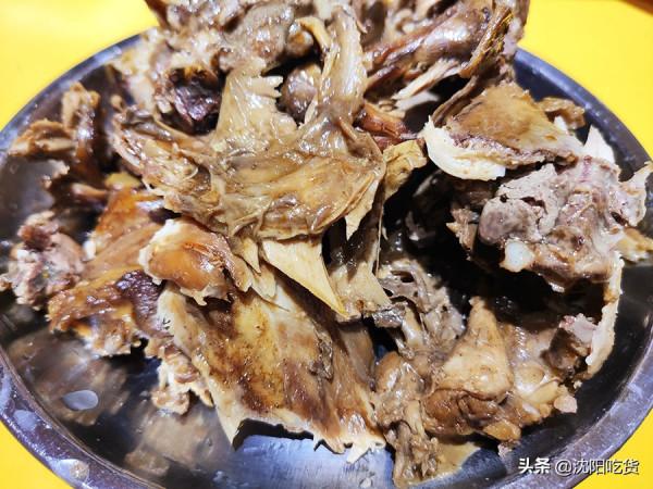 來了三次才吃上的三鮮拌飯，滷雞架都入味兒到骨頭裡了