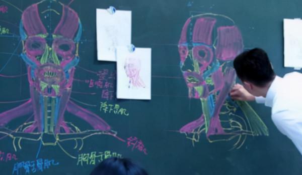老師寫“神仙板書”,美術老師自愧不如,學生:內容印在腦子裡了 老師寫“神仙板書”,美術老師自愧不如,學生:內容印在腦子裡了