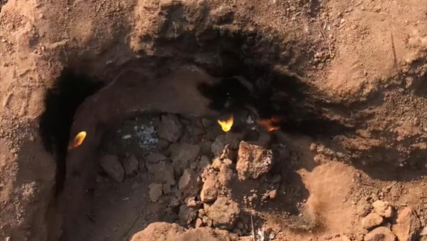 重慶村莊地上冒火60年不滅,村民用來燒水做飯,原來國外也有 重慶村莊地上冒火60年不滅,村民用來燒水做飯,原來國外也有