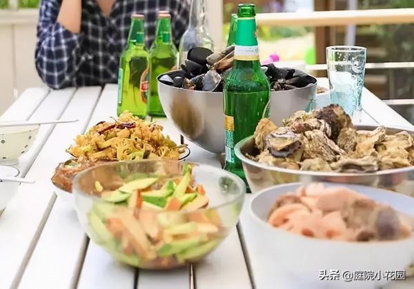 他賣掉城裡的房子，包了個山頭，打造集裝箱陽光房、小木屋、花園