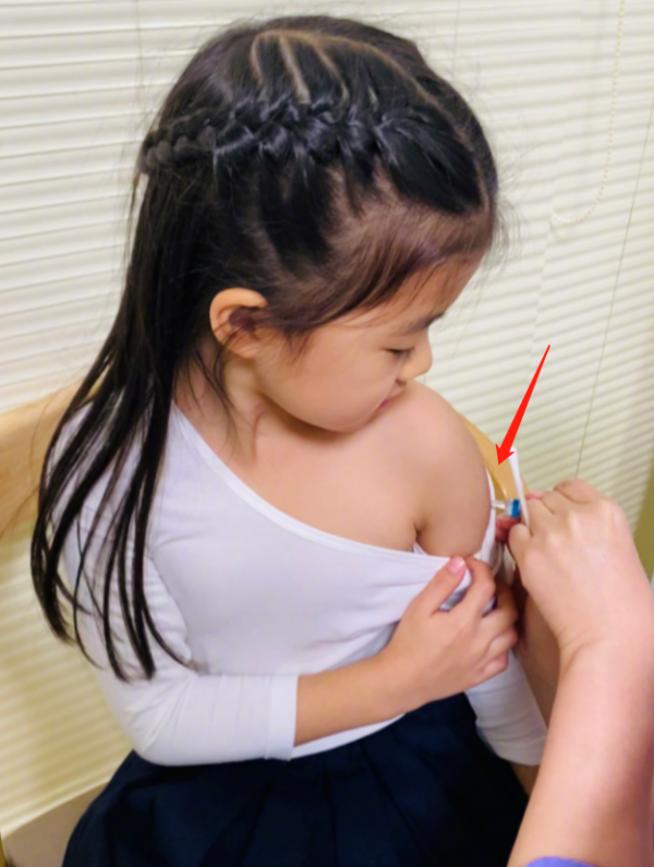 章子怡6歲女兒打針不怕疼！盯著針頭扎入胳膊，一臉淡定膽子超大