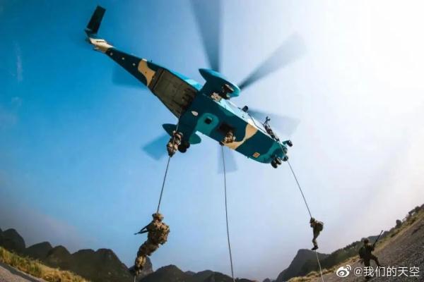 13年前汶川地震時的驚天一跳，今天再看依然淚崩！空降兵生日快樂