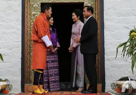 66歲泰國第一夫人氣場真強，彎腰給不丹王后行禮，佩瑪黯然失色