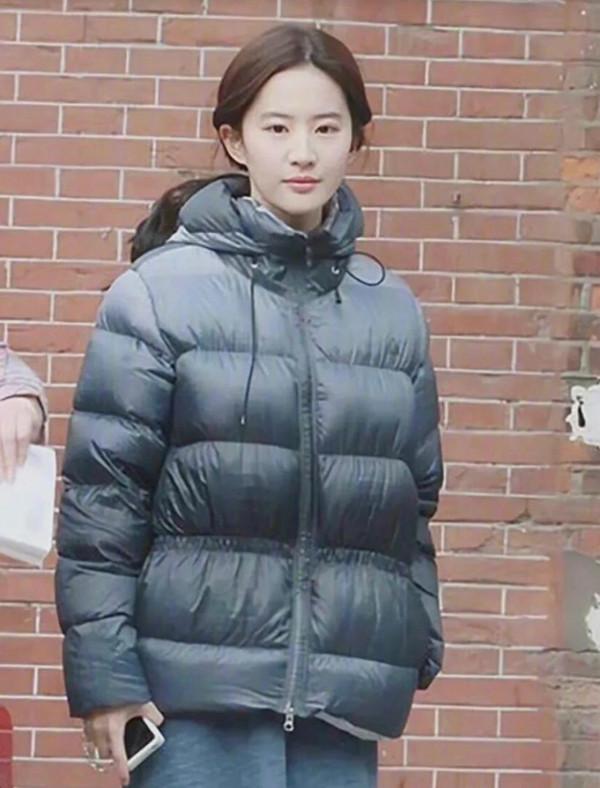 劉亦菲用臉撐起衣服，老氣羽絨服也穿得清新脫俗，這氣質不得不服