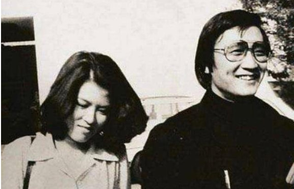 終於明白，陳薈蓮不漂亮，也沒有孩子，周潤發為何獨寵她38年了