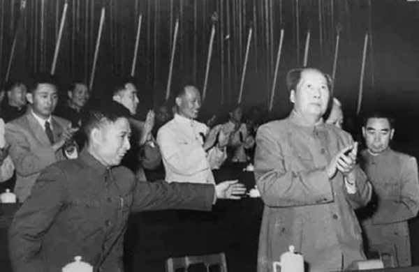 1956年，胡耀邦當選為中央委員，給毛主席寫信：我的心裡無限痛苦