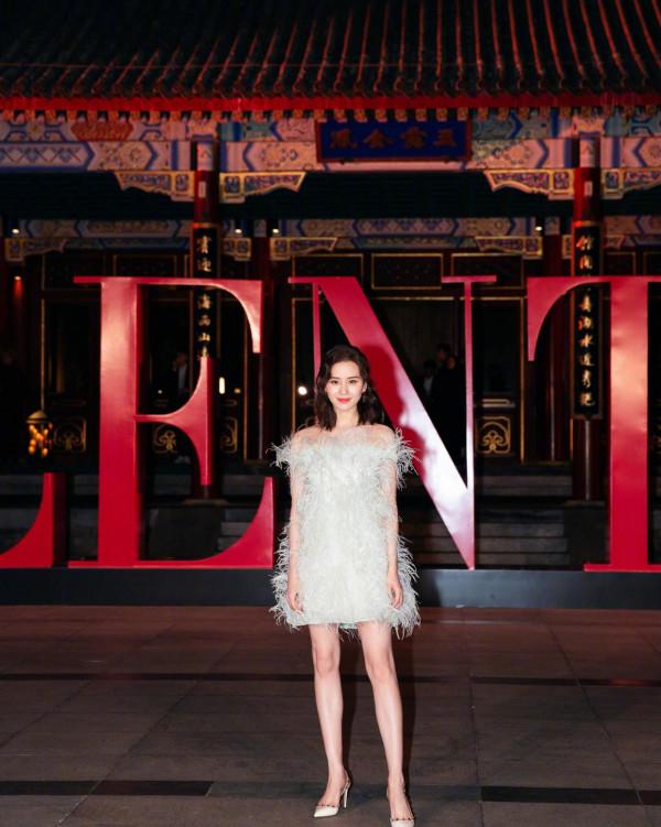 已經當媽的劉詩詩，穿著這身羽毛禮服依舊魅力不減，超有仙女感