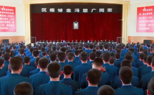 馮思廣：飛機故障他拒絕跳傘，1.1秒救下4000多人，追悼會補婚禮