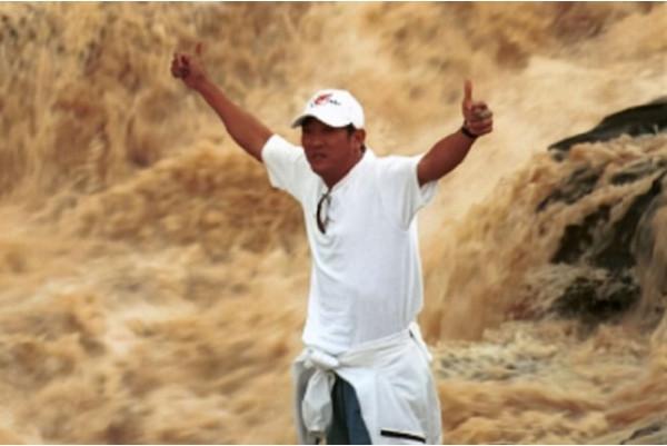 飛躍黃河的柯受良，50歲去世後，為何200多位明星為他籌款下葬？