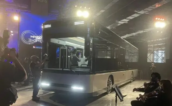 富士康成造車新玩家!老闆親自連發三款新車,車名卻碰瓷特斯拉? 富士康成造車新玩家!老闆親自連發三款新車,車名卻碰瓷特斯拉?