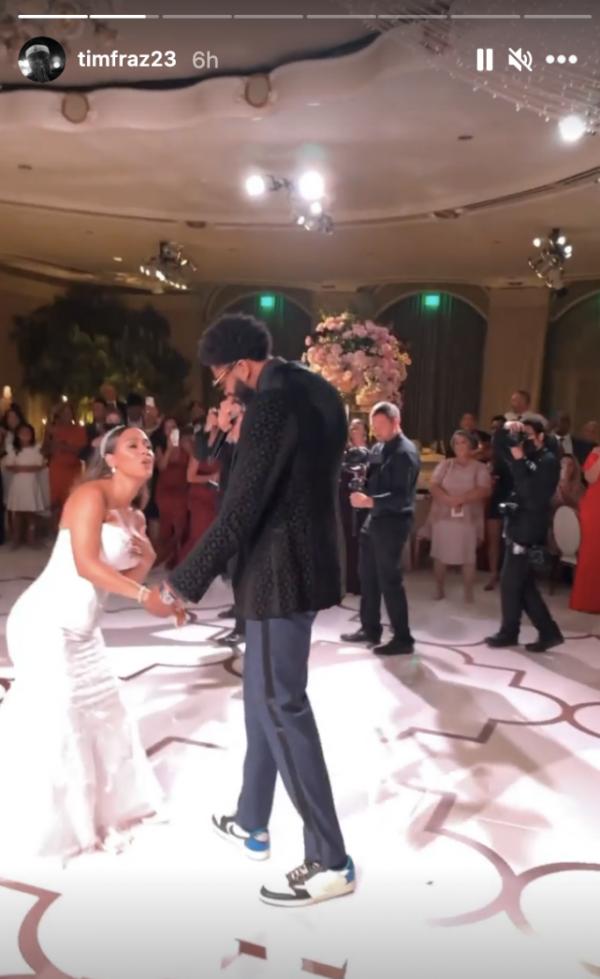 NBA濃眉哥大婚，對著孩子媽深情獻唱，阿黛爾藉機“官宣”了戀情