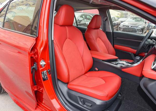 試完帕薩特，再試凱美瑞，發現德系和日系的定位，確實有所不同