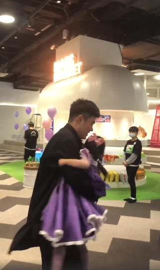 一把椅子價值360萬，出遊坐私人飛機，明星們的奢靡生活超乎想象