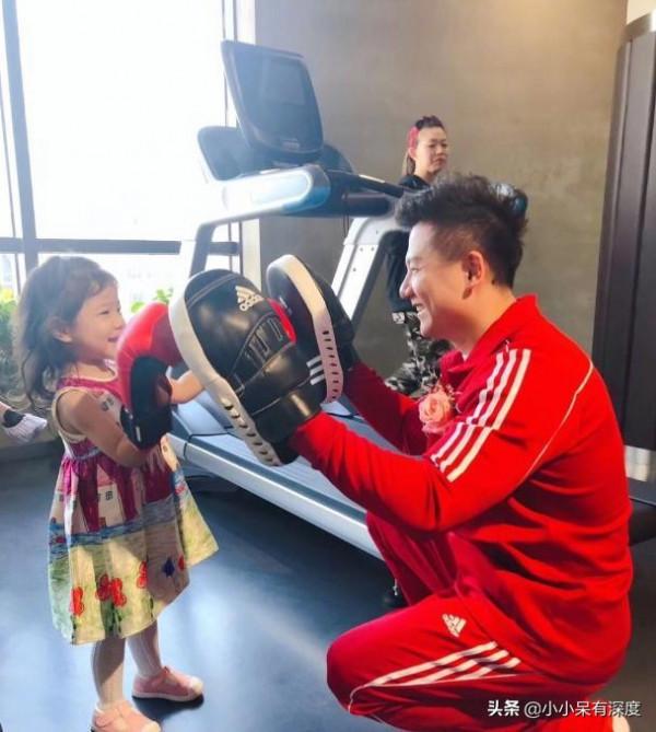 奧運冠軍陳一冰，與何雯娜有過一段戀情，今妻子漂亮女兒也很可愛