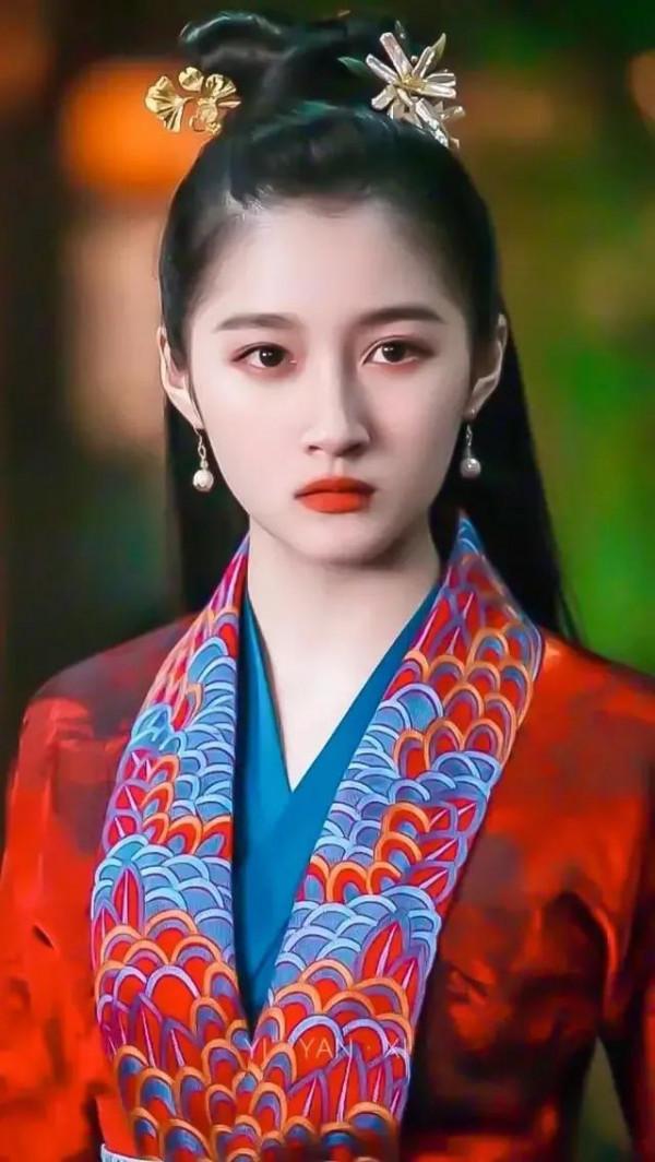 穿上古裝片，關曉彤美翻了