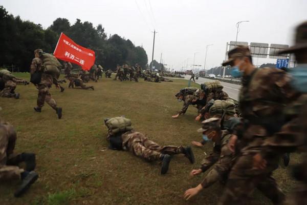 寒冬行軍,新兵首次經歷硝煙戰火 寒冬行軍,新兵首次經歷硝煙戰火