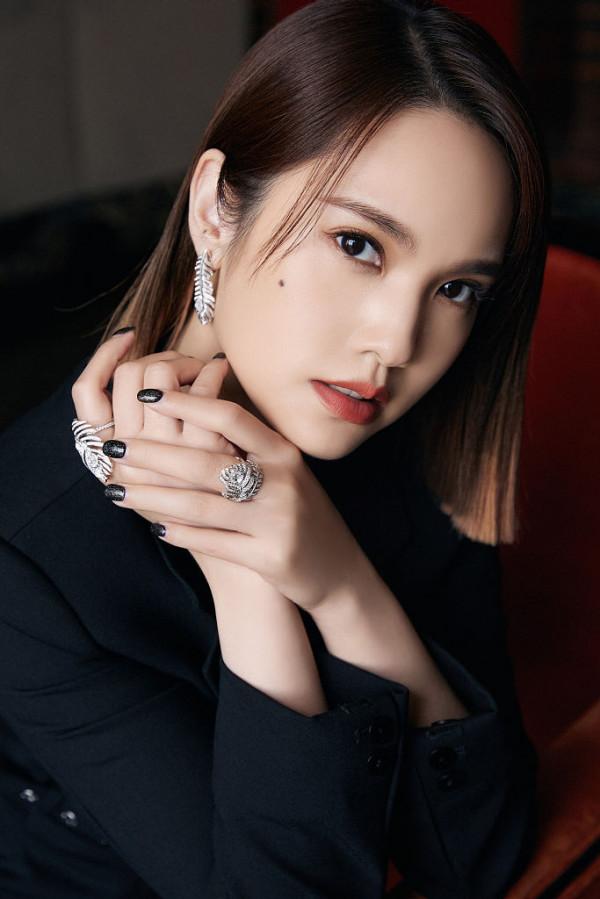 楊丞琳黑色西服長褲霸氣美豔 點綴珠寶流光溢彩釋放魅力