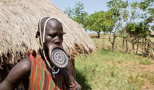 非洲唇盤族的女人:嘴唇上盤子的尺寸越大,收到的彩禮就越多 非洲唇盤族的女人:嘴唇上盤子的尺寸越大,收到的彩禮就越多
