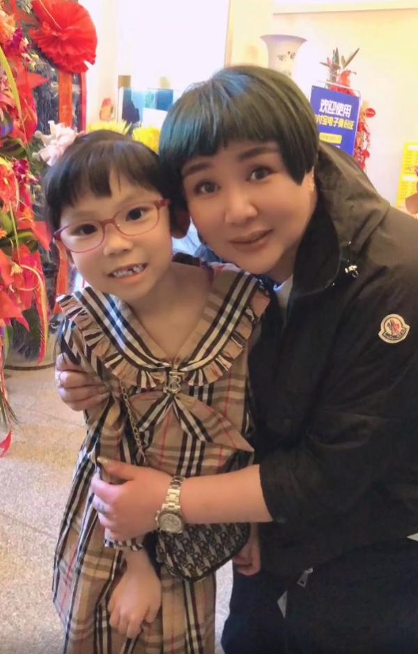 德雲社又有喜事了！郭德綱一家三口罕見同框，親朋好友都來捧場