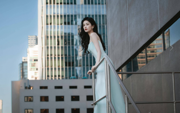 白鹿清新長裙冰清玉潔，精緻妝容氣質十足