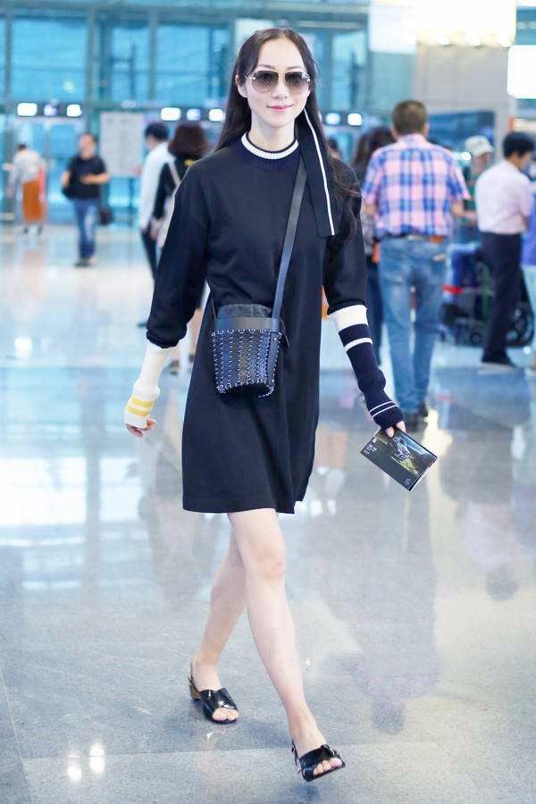 韓雪標準地詮釋了一雙涼鞋毀一身，求求你換雙好看的鞋吧